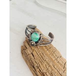 Brazalete de Plata de Ley y Turquesa de la Valle Esmeralda, Hecho a Mano por Artistas Navajo, Accesorio de Moda - Product Image 4
