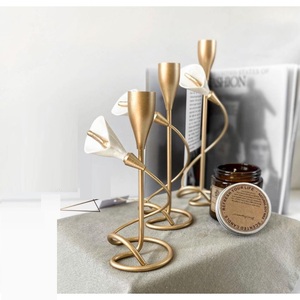 Accueil Eclairage Accessoires Bougie Vintage en Métal Doré avec Poignée Bougeoir pour le Mariage et tous les Événements Bougeoir Décoratif - Product Image 5