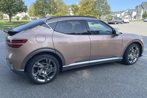 Genesic GV/60 Performance 2023 con Techo Corredizo, Faros Delanteros, Cámara Trasera de 360°, Asientos Eléctricos - Product Image 5