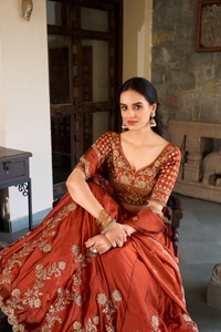 Collection de Lehenga classique en forme de A, en soie Rangoli, avec des paillettes et des broderies au fil, imprimé floral, taille naturelle, robe longue jusqu'au sol - Product Image 2