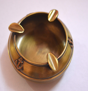 Cendrier en laiton artisanal fait à la main pour cafés à thème vintage - Product Image 1