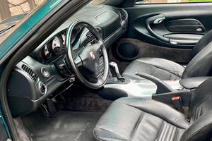 Carrera Cabriolet Usado en Buen Estado, Transmisión Manual de 6 Velocidades, Color Verde Bosque Metálico, Mayormente de Propietario Californiano, Sin Modificaciones - Product Image 3