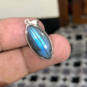 Venta al por Mayor de HARI OM CREATIONS, Colgante Vintage de Piedra Natural de Calcedonia Aqua de 15 mm, Joyería de Latón con Baño de Oro y Rodio en Forma de Flor para Mujer - Product Image 3