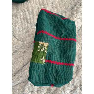 Pochette de maquillage vintage Kantha brodée de fleurs irlandaises, organiseur de cosmétiques, fermeture éclair, doublure imperméable durable, quatre compartiments - Product Image 3