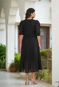 Robe Anarkali en Georgette Noire Unie pour Femmes avec Détails Brodés Floraux, Manches Bouffantes et Col Rond, Prix de Gros - Product Image 4