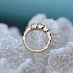 1.50 carats coupe ronde laboratoire cultivé diamant trois pierres bagues de fiançailles anniversaire bijoux fins cadeau 14K or jaune - Product Image 4