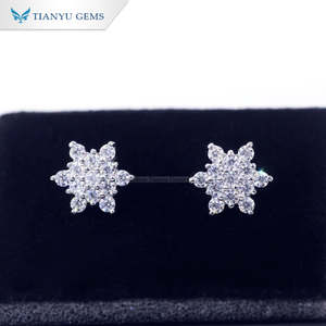 Boucles d'oreilles clous en moissanite ronde flocon de neige, plaquées argent et or, classiques, élégantes et minimalistes, Tianyu Gems. - Product Image 2