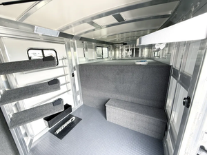 Remolque ganadero Gooseneck de aluminio blanco de 3 ejes con puerta lateral y rampa trasera - Product Image 4