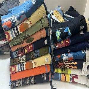 Ropa surtida a granel con descuento de fábrica para hombres, ropa de moda al por mayor, cuello redondo, manga corta, camiseta de marca famosa - Product Image 2