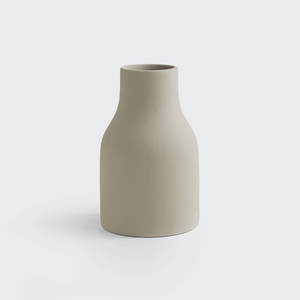 Vase en porcelaine moderne, décoration d'intérieur en céramique faite à la main - Product Image 1