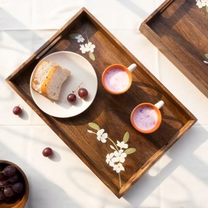 Bandeja de madera de mango artesanal con diseño floral, bandeja decorativa de madera para decoración del hogar y estilo rústico - Product Image 1