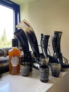 Corne à boire Viking naturelle polie avec support pour Ale et Mead - Product Image 6