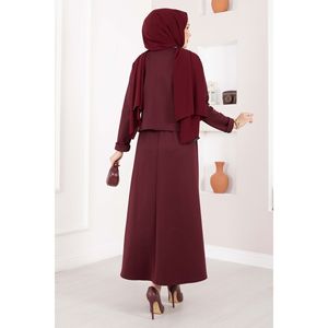Conjunto de Chaqueta y Falda de Dos Piezas para Mujer en Color Borgoña, Adornado con Broche Dorado - Product Image 6