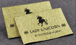 Vente en gros Étiquettes de vêtements imprimées personnalisées Étiquettes de vêtements tissées en polyester brodé satin/soie personnalisées avec pli d'extrémité - Product Image 6