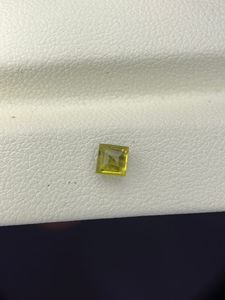 Gema Suelta de Titanita Verde Natural, Tallada en Cuadrado Facetado de 5mm, para la Elaboración de Joyas - Product Image 3