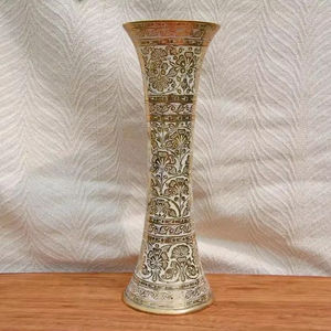 Jarrón de latón decorativo vintage Diseño floral acrílico Regalo perfecto o adición de decoración del hogar a un precio razonable - Product Image 1