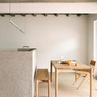 Table à manger en chêne massif Sukavina avec un design rustique moderne, meubles de salle à manger, capacité 8 personnes, aucun assemblage requis