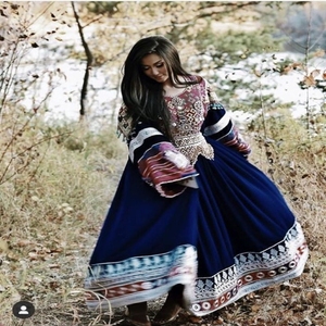 Nouvelles robes afghanes pour femmes au design unique de couleur unie, idéales pour les robes de mariage et de fête, robes afghanes respirantes Kutchi - Product Image 3