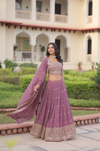 Lehenga Choli de style designer de luxe avec broderie et paillettes, idéal pour les mariages, les fiançailles, les festivals, les soirées, pour femmes - Product Image 2