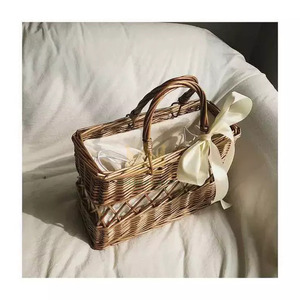 Sac à main en rotin fait à la main au Vietnam avec motif floral tissé creux - Product Image 3