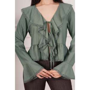 Blusa Elegante para Mujer LUSTRIN con Detalle de Encaje y Cuello de Lazo en Verde Caqui, Tela de Poliéster Fluida para Uso Casual o de Oficina - Product Image 3