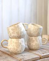 Taza de cerámica brillante con patrón en relieve y borde refinado, ideal para bebidas de desayuno o exhibición de estantes