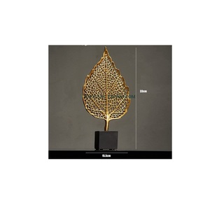 Sculpture de conception de maille de couleur d'or de forme de feuille avec la décoration de table de base de marbre - Product Image 1