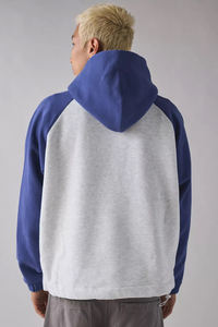 เสื้อฮู้ดดี้ผู้ชายแบบสวมหัว แขนตัดสี ตัวเสื้อสีเทา ฮู้ดสีน้ำเงินเข้ม ทรงบ็อกซี่ คุณภาพสูง ผลิตในปากีสถาน - Product Image 2