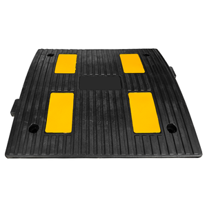 แผ่นยางชะลอความเร็วสะท้อนแสง 4 แถบ ขนาด 50 x 50 x 4 ซม. พร้อมฝาครอบ PVC เพื่อความปลอดภัยบนท้องถนน - Product Image 3