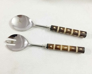 Ensemble de 2 serveurs à salade en acier inoxydable, poignée en bois à incrustation métallique et poignée en résine, fait à la main de luxe - Product Image 3