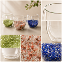 Ornement en verre transparent en forme de coupe avec gravier de cristal et éclats de pierres vertes, bleues, blanches et mélangées pour la décoration