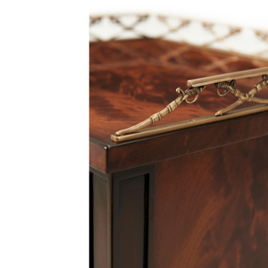 Mesa Auxiliar de Lujo de Madera de Caoba con Impresionante Chapa de Madera Veteada y Patas Cónicas con Patas de Caballete - Product Image 4