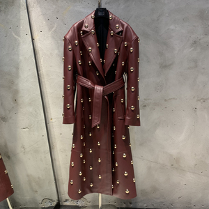 Trench-coat femme x-long en cuir véritable bordeaux avec rivets dorés Veste pleine longueur en cuir - Product Image 1