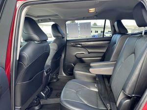SUV Crossover d'occasion 2020 Highlander Limited à faible kilométrage, transmission intégrale, boîte automatique 8 vitesses, intérieur noir - Product Image 3