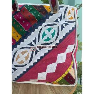 Sac fourre-tout en coton indien fait à la main pour femmes Design de travail Curt multicolore pour les achats d'été à la plage ou à l'épicerie - Product Image 5