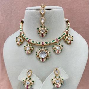 Collier élégant en plaqué or de qualité supérieure avec boucles d'oreilles et Tikka pour mariage et cérémonie Collection pour femmes - Product Image 1