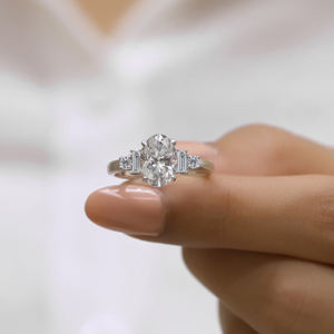 Bague en diamant Moissanite taille ovale avec cinq pierres, bague de fiançailles Art déco pour femme - Product Image 1