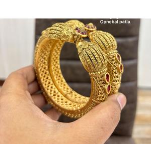 Bracelets Patla ouvrables en or brillant pour femmes, design traditionnel, style classique pour les mariages et les occasions festives - Product Image 3