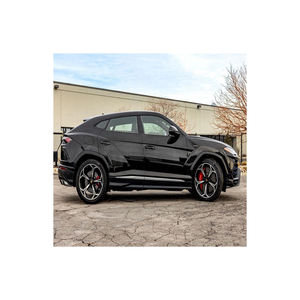 Lamborghini avec un design d'échappement hexagonal, représentant un style de marque signature. - Product Image 1