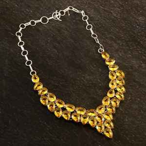 Collar Religioso Hecho a Mano en Latón Plateado con Citrino Amarillo para Bodas y Aniversarios Cristianos - Product Image 6