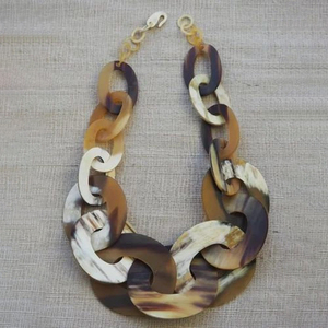 Collar Redondo Hecho a Mano con Cuerno de Búfalo, Joyería Audaz e Impermeable con Estilo Moderno para un Look Único y Personalización Completa - Product Image 1