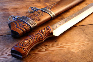 Couteau de chef viking fait main, lame en acier inoxydable, ambidextre, écologique, avec manche en bois gravé artisanal, étui en cuir - Product Image 2