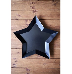 Bandeja Decorativa de Metal Artesanal de Color Negro con Diseño Moderno para Servir Dulces de Boda, Agrega Elegancia Audaz a la Decoración del Hogar - Product Image 1