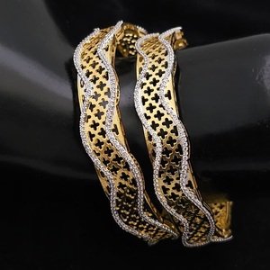 Hermoso aspecto, acabado dorado y blanco a la moda con aspecto de piedras AD, dos juegos de brazaletes, juego de brazaletes elegantes para mujer para ropa de boda - Product Image 1