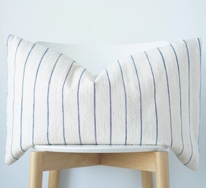 Housse de coussin décorative, noire, en coton tissé - Product Image 1