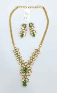 Élégant collier à pendentif Kundan serti de pierres vertes et de boucles d'oreilles assorties pour femmes, parfait pour les occasions traditionnelles - Product Image 5