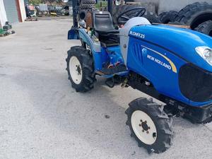 Tractor agrícola hidrostático 4WD para Boomer 25 70HP con caja de cambios y bomba de enganche de elevación trasera solo 347 horas de alta productividad - Product Image 4