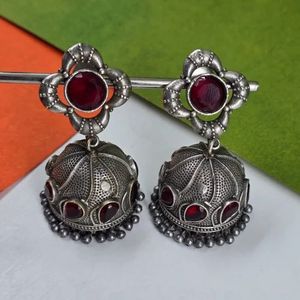 Pendientes Jhumka con Acabado Oxidado Antiguo, Diseño de Cúpula Pesada y Engaste de Bisel, Regalo para Ella - Product Image 4