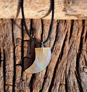 Collar de Gargantilla de nácar de diseño intrincado para declaraciones de moda audaces Detalles finos Símbolo religioso cristiano - Product Image 2