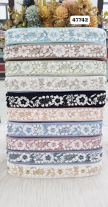 Floral fait sur mesure brodé de dix façons de couleur dans des conceptions ethniques à des fins diverses dans une largeur d'un pouce à des fins de revente. - Product Image 5